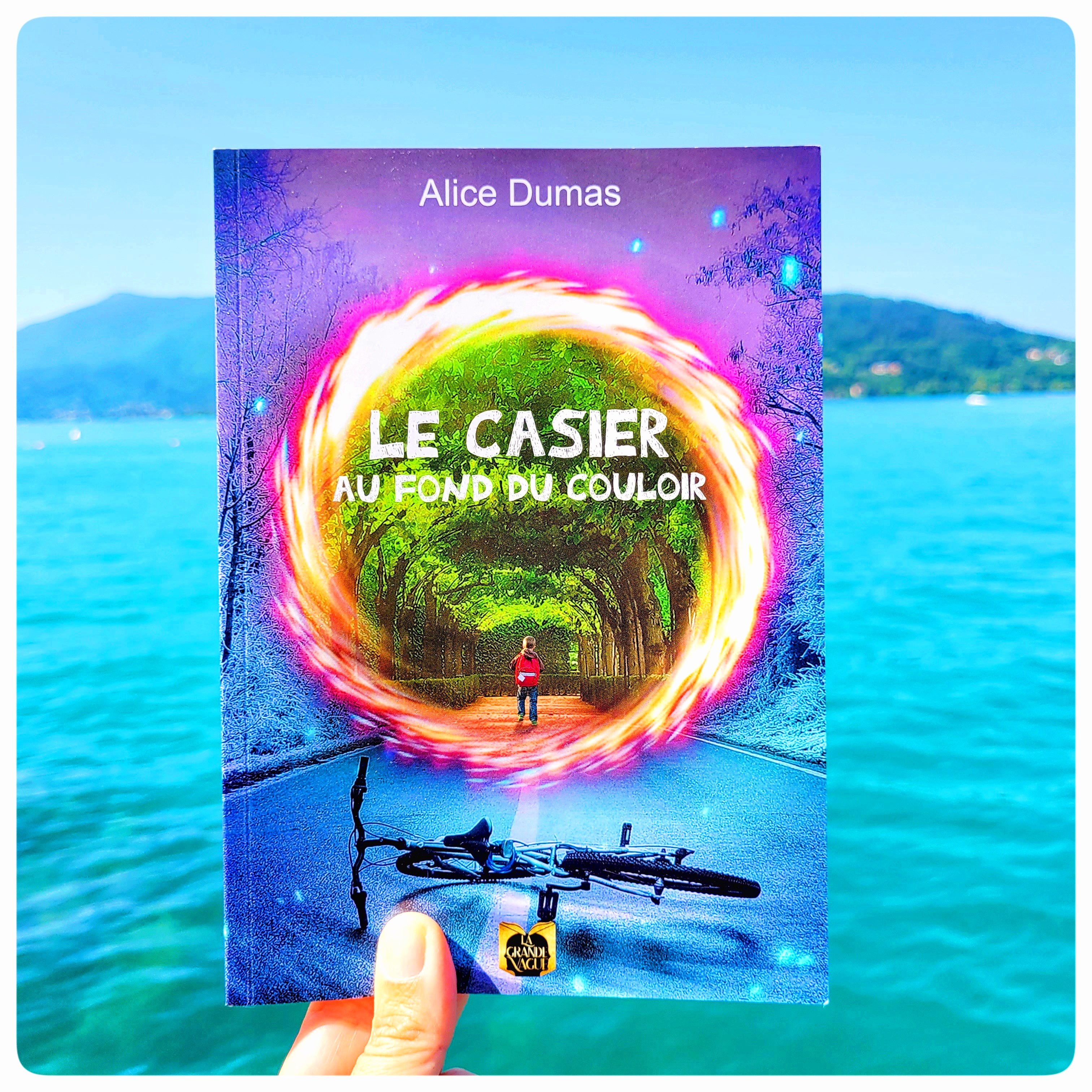 Le casier au fond du couloir Le casier au fond du couloir